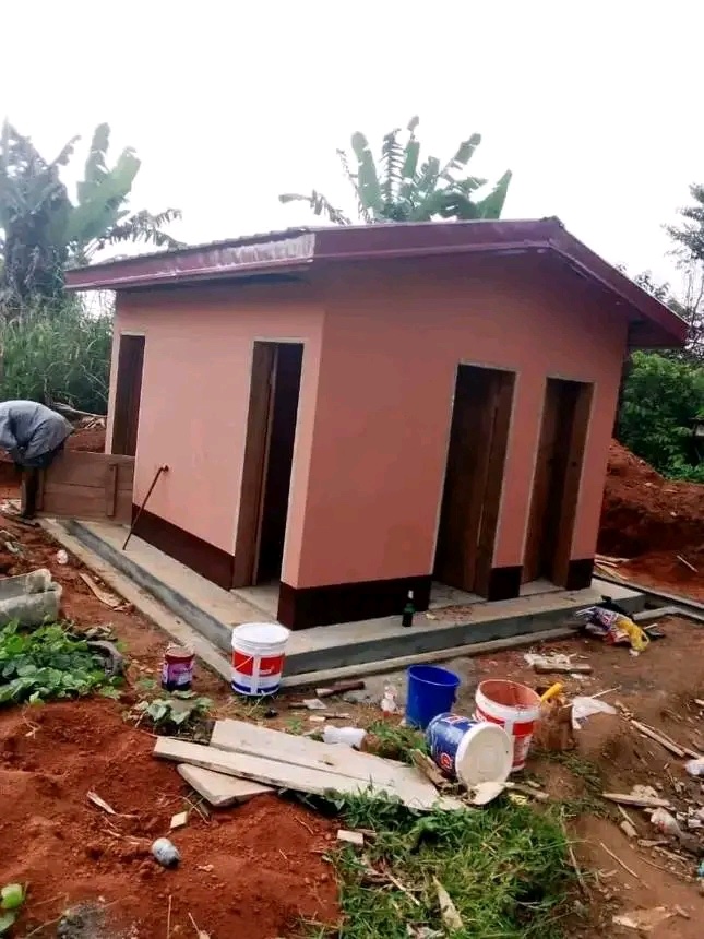 RadioCultureFm's tweet photo. #RentréeScolaire 2022-2023
Des toilettes dans les établissements scolaires de la Commune de #Matomb pour le soulagement des apprenants et des enseignants.
#NyongEtKellé #Cameroun #Cameroon #CultureFM https://t.co/pysuKMbrue