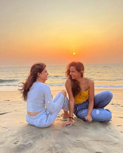 rekhashetty4590's tweet photo. Witness sunset ❣️ @Samanthaprabhu2
[ #SamanthaRuthPrabhu #SamFans 
#Shaakuntalam ] https://t.co/3RrirXf2lV
