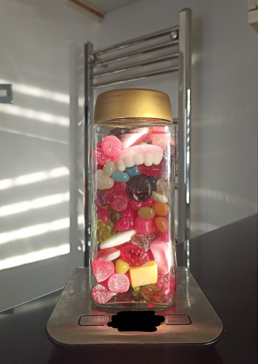 RujiKast's tweet photo. COMPETITION MINI-GAME 2

How much does the jar of sweets weigh? 🍬

Winner receives a Golden Ticket (200 $KUJI)

RULES
- Follow @KujiKast, @Kujimonsta &amp; @SumoKuji 
- Like and RT
- Comment the weight (in grams) https://t.co/4EgeauUPuC