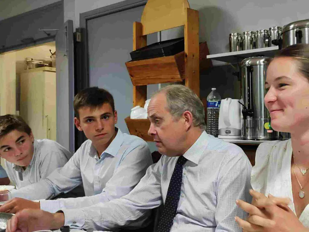 PJComtedeParis's tweet photo. Monseigneur le Comte de Paris a été invité à témoigner de la présence capétienne en Occitanie auprès des jeunes élèves du lycée privé de la Sauque de La Brède venus effectuer un séjour historique et culturel à Carcassonne, avec qui il a pu partager un repas. https://t.co/XZEairJhWy