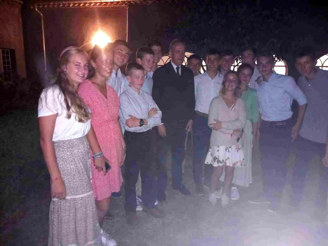 Monseigneur le Comte de Paris a été invité à témoigner de la présence capétienne en Occitanie auprès des jeunes élèves du lycée privé de la Sauque de La Brède venus effectuer un séjour historique et culturel à Carcassonne, avec qui il a pu partager un repas.