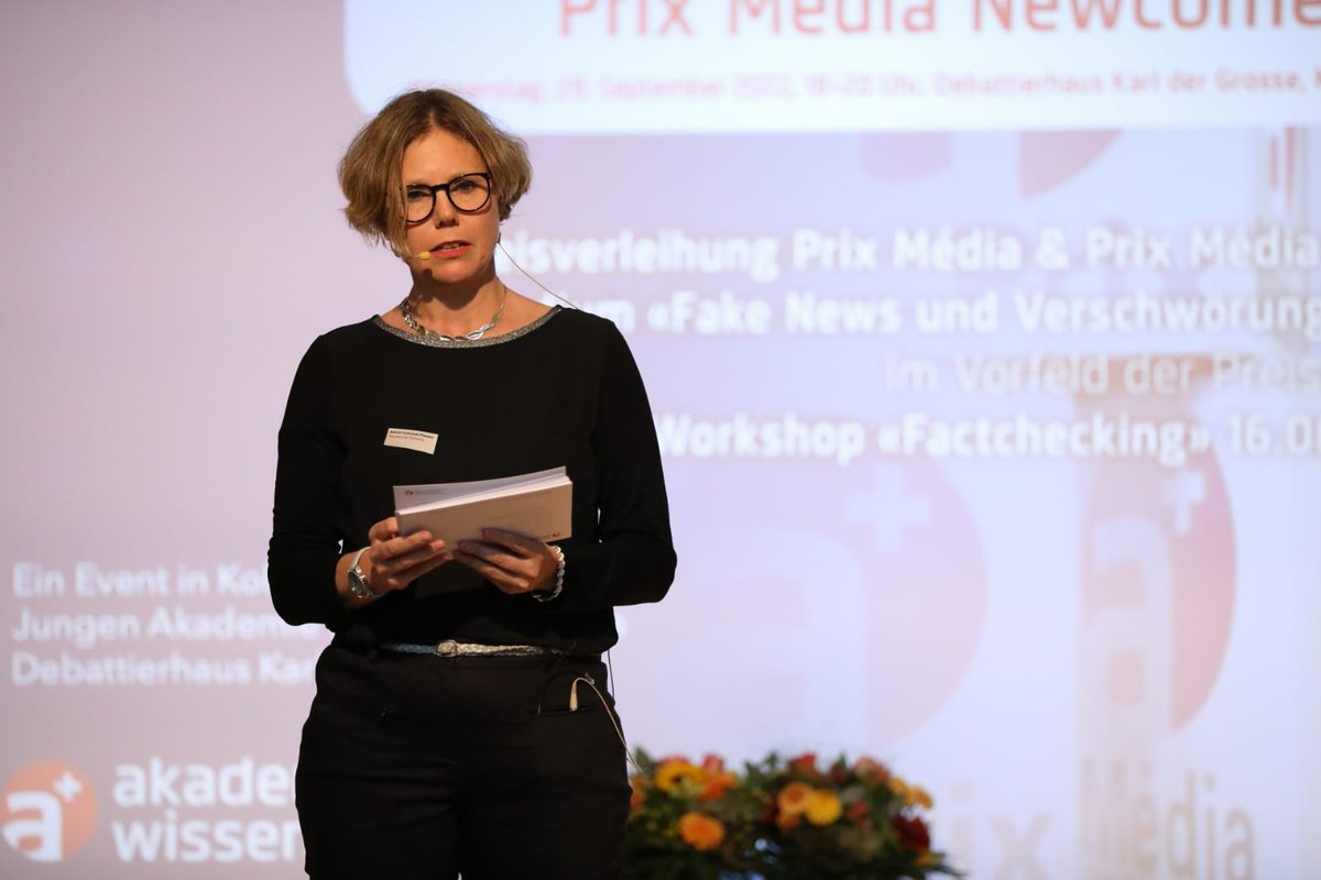 academies_ch's tweet photo. Astrid Tomczak-Plewka @textwerken, Wissenschaftliche Redaktorin bei den @academies_ch, eröffnet nach der musikalischen Introduktion von CheDuo die Preisverleihung, die heute im Debattierhaus Karl der Grosse in Zürich stattfindet. #PrixMedia #PrixMediaNewcomer #wisskom #FactCheck https://t.co/rga8DPmAtE