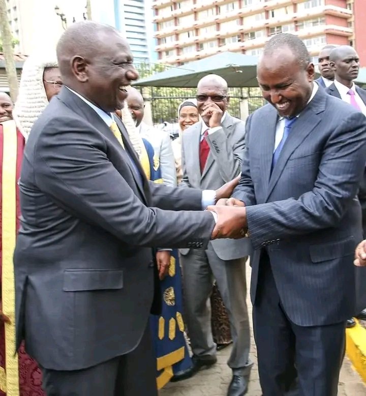 LiveLetLiveKe's tweet photo. This is Junet Mohammed famously known for "Una tisha nani? Una tiiiiisha naaaani, William Ruto Unatisha nanii, sisi ukicheza tutakufunga kamiti"  Even Boni Khalwale can't hold the laughter!! 😂😂 Nowadays he is very humble, sasa bado Ledama na Babu Owino https://t.co/7HdqYQnINg