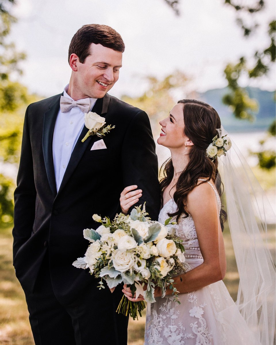 LuckybirdPhoto's tweet photo. Reminiscing on these sweet summer moments. I had such a lovely time capturing Catherine and Petr's special day! ❤️
*
*
*
*
*
#weddingphotographersociety  #weddingphotographyideas  #weddingphotographyinspiration  #realweddings  #weddingportraits  #toledoweddingphotographer  #ohiow https://t.co/y02jEwe7nW