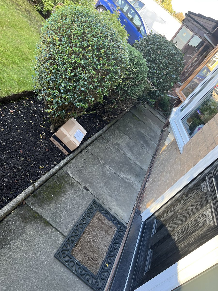 Tekkin piss here Evri??? Is that meant to be a safe space at the front of my house. #Evri