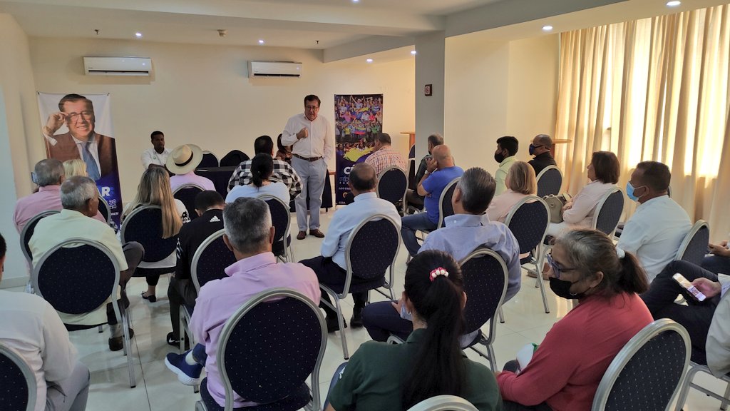CesarPerezVivas's tweet photo. En #Porlamar presentamos a diversos sectores políticos, sociales y gremiales nuestra propuesta de una transformación integral del Estado venezolano.

La solución no solo es sacar a Maduro sino también sentar las bases de la Venezuela del futuro.

#ConcertaciónCiudadana🇻🇪 #29Sep https://t.co/Q4XlmKxuOg