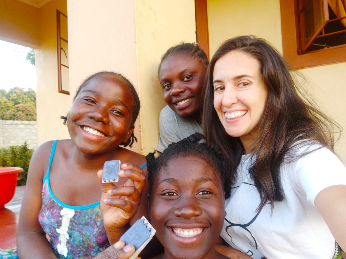 LebreroPastor's tweet photo. El pasado julio los microscopios del @iescastilla  llegaron a Zambia gracias a @sveramendiz. Las chicas de la Safe House y los profesores del proyecto Kasiya de la ONG @kubuka_mxe cuentan con un nuevo recurso en sus clases de ciencia. Gracias Sara por hacerlo posible. https://t.co/zjcAsZophF