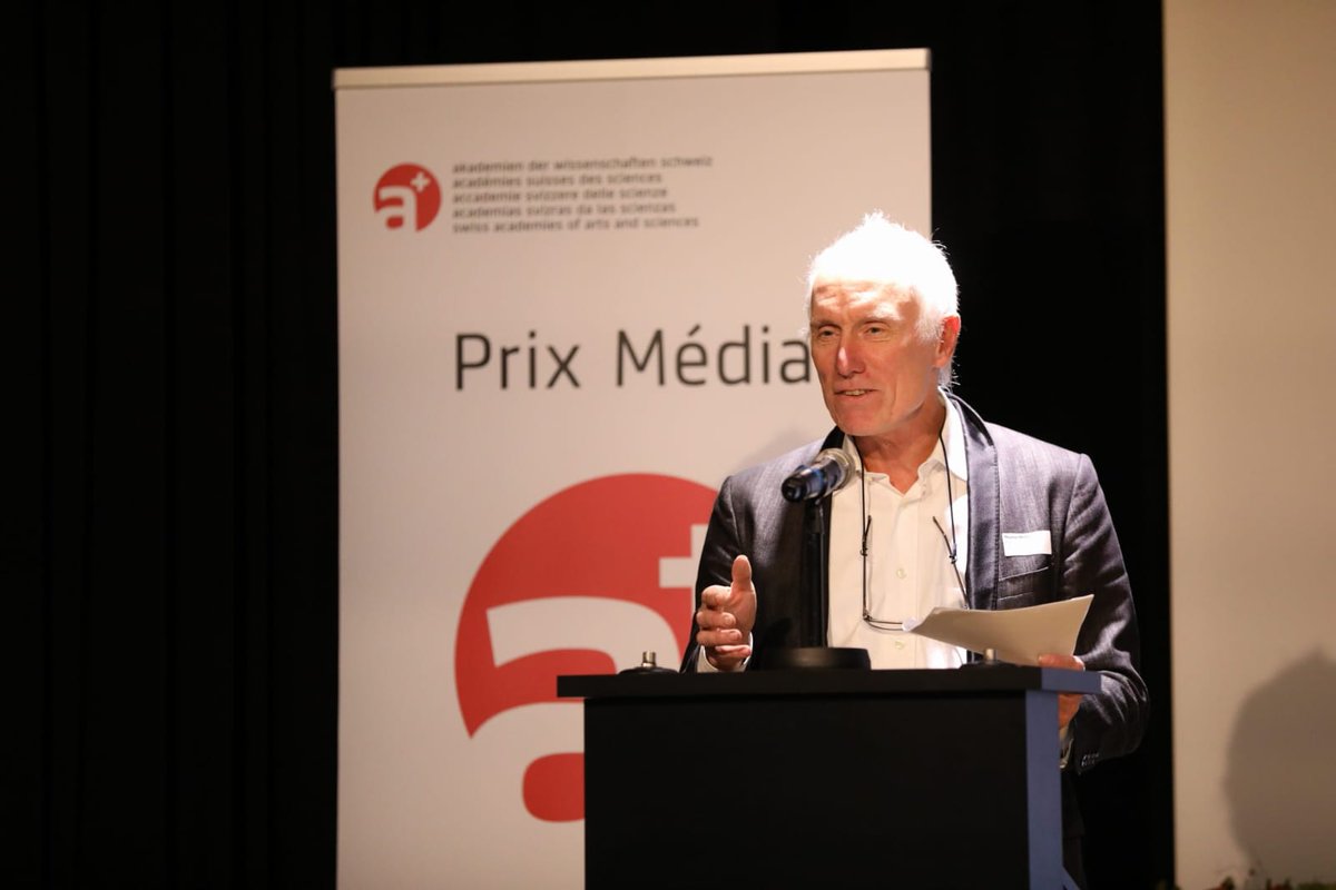 academies_ch's tweet photo. Der Präsident der #PrixMedia Jury, Thomas Müller, stellt das erste Gewinnerteam des #PrixMedia vor. @this_wachter, @theresluethi, Patrick @Imhasly und @SeimenMeyer gewinnen mit der ersten Episode ihres Podcasts «Skalpell und Wahn» den Prix Média 👏🏆 https://t.co/EHVxHalNFV