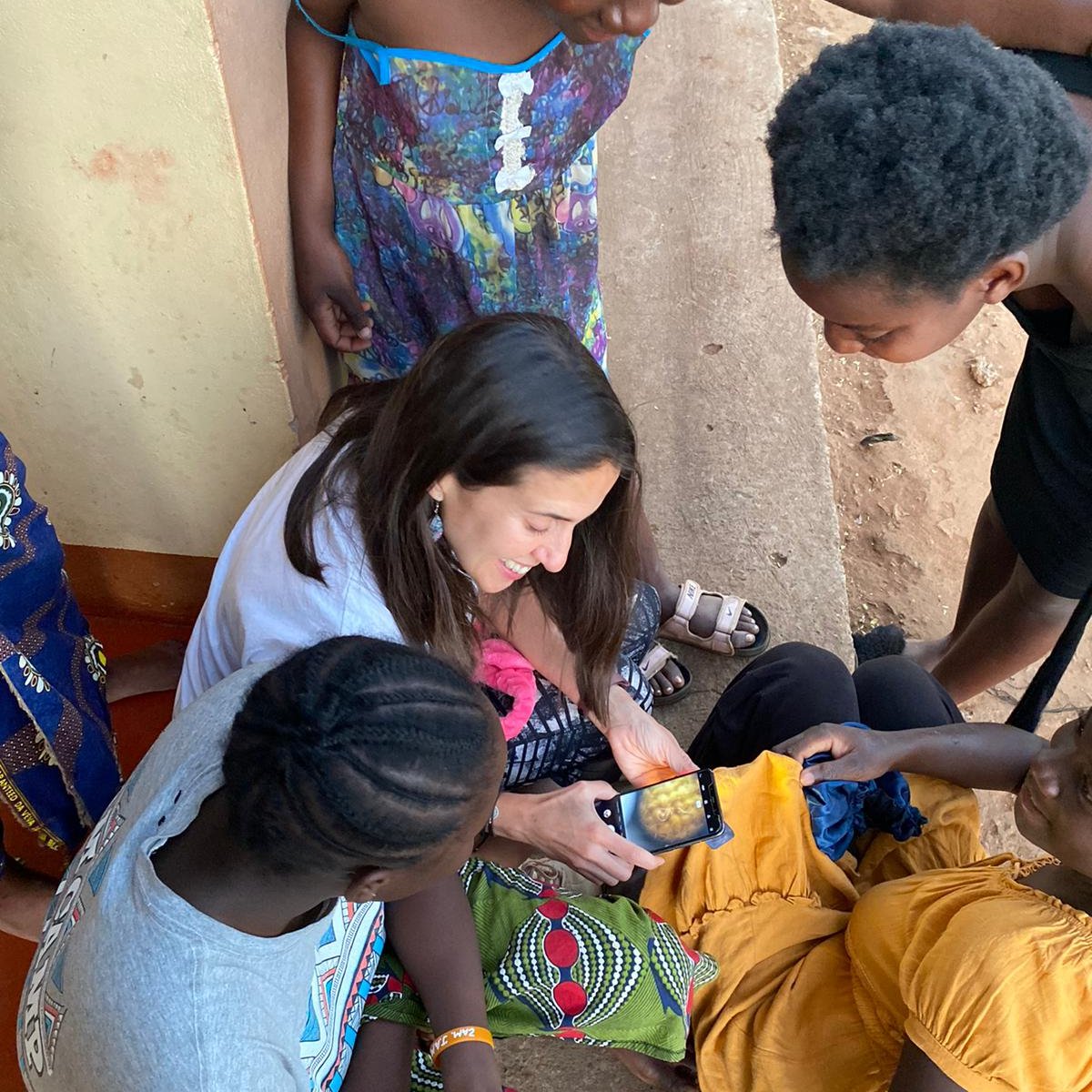 LebreroPastor's tweet photo. El pasado julio los microscopios del @iescastilla  llegaron a Zambia gracias a @sveramendiz. Las chicas de la Safe House y los profesores del proyecto Kasiya de la ONG @kubuka_mxe cuentan con un nuevo recurso en sus clases de ciencia. Gracias Sara por hacerlo posible. https://t.co/zjcAsZophF