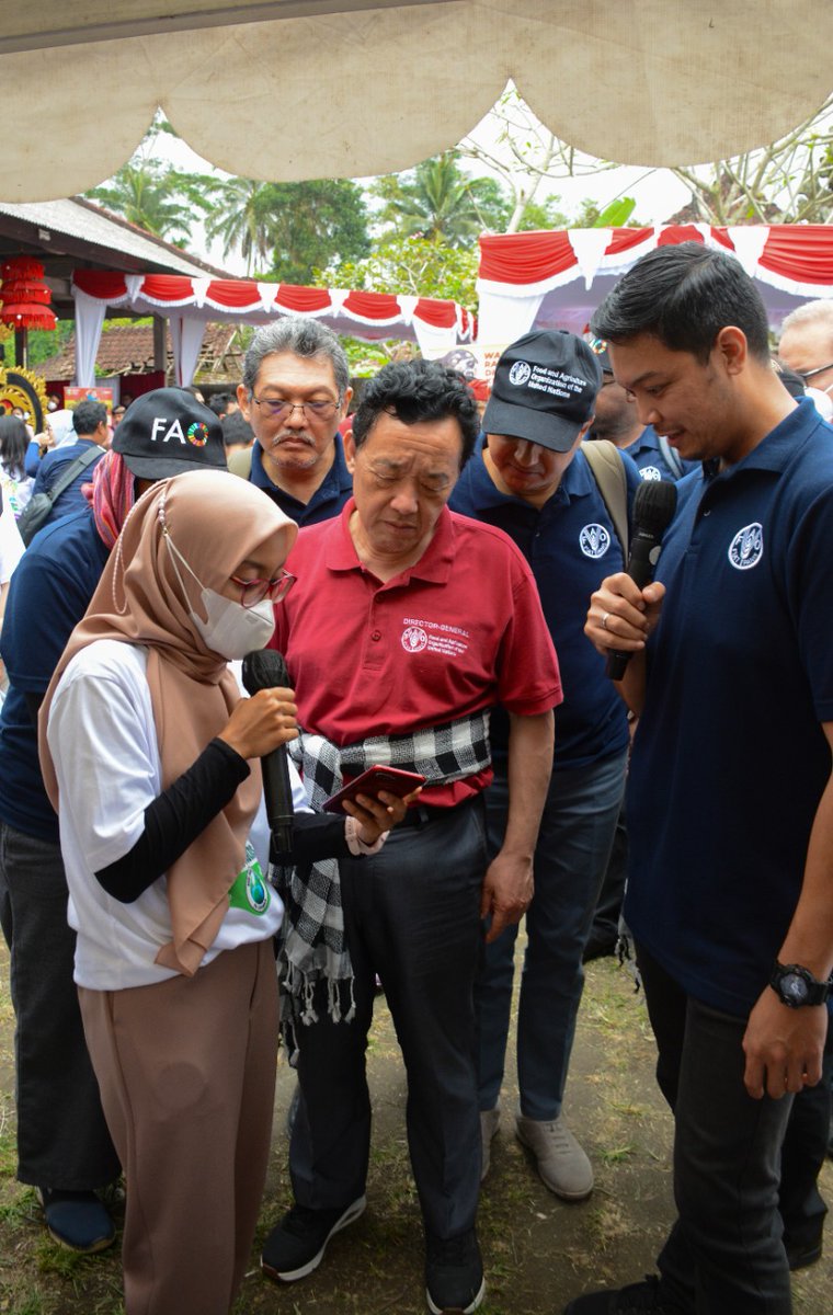 FAOIndonesia's tweet photo. .@FAODG sees the e-agriculture digital solutions project at Pajahan Village #Bali which involved the use of a mobile app &amp; dashboard system to collect 
comprehensive data from on-farm activities for resilient agrifood systems in Indonesia 

#Digital4Impact #DigitalVillages https://t.co/rlolGSCg5C