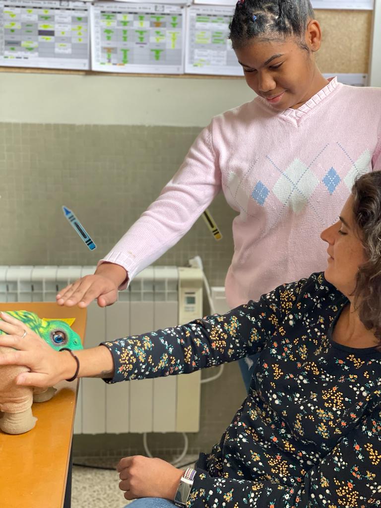 LaSalleLaSeu's tweet photo. L'alumnat del SIEI es retroba amb en Ton, el robot PLEO. Iniciem de nou el Projecte de robòtica amb l'alumnat de necessitats educatives especials 🦕👇
#laSallelaSeu #JuntsiJuntesmillor https://t.co/TQZhIsKkFo