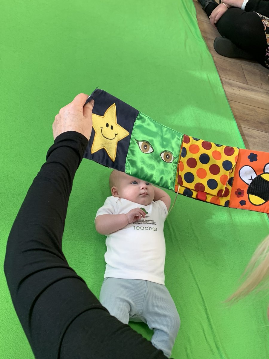 RootsofEmpathy's tweet photo. Training season! Thanks Mum Sinead &amp; Baby Daisy for volunteering💚 They showed the deep attachment relationship when Daisy was tired &amp; sad. Mum repeatedly comforted her &amp; followed her lead. Instructor trainees experienced the magic of a family visit! #ThankfulThursday #Scotland https://t.co/xrdd0yGGLa