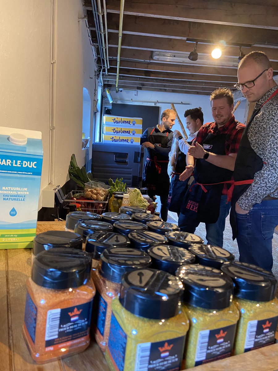 YvonneHiddink's tweet photo. Voorbereiding #JBN bbq battle is begonnen! #werkoverleg en #smaak https://t.co/WtwDVTOru4