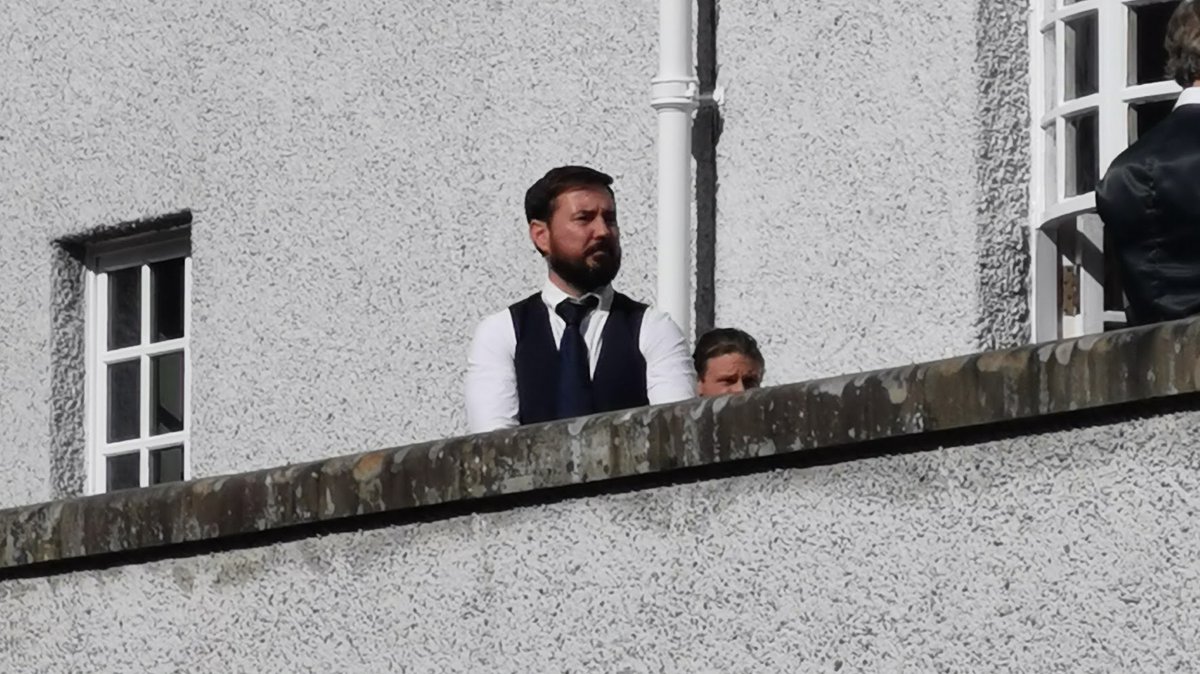 sparkzilla's tweet image. Check my paparazzi skillz: Martin Compston today, filming Andrew O&apos;Hagan&apos;s Mayflies at House for an Art Lover