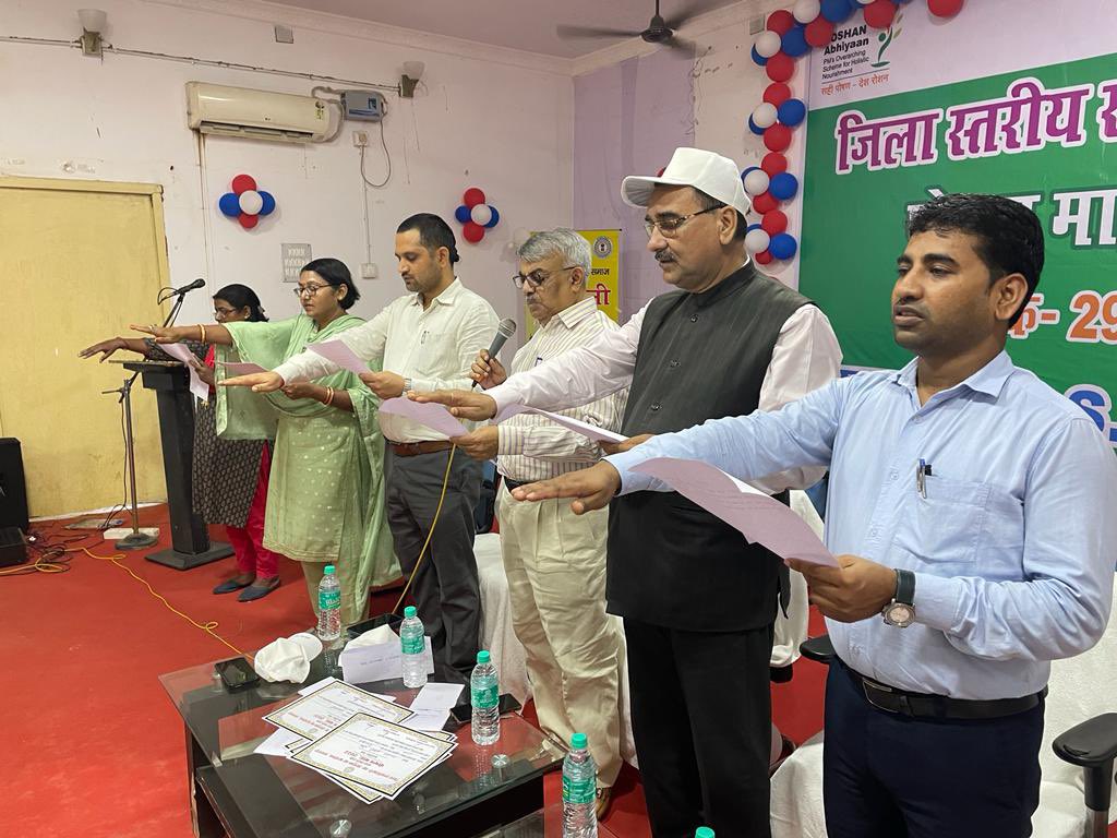 PoshanAbhyanJMT's tweet photo. जिलास्तरीय पोषण माह का समापन समारोह में पौष्टिक आहारों की प्रदर्शनी लगाई गई.विभिन्न कैटेगरी में उत्कृष्ट प्रदर्शन करने वाले को पुरस्कृत किया व उपस्थित लोगों को कुपोषण-नशा मुक्त समाज बनाने हेतु शपथ दिलाया @MinistryWCD @PoshanAbhiyaan @JharkhandCMO @JharkhandPoshan @Dist_Admin_Jmt https://t.co/aCPI8QXywf