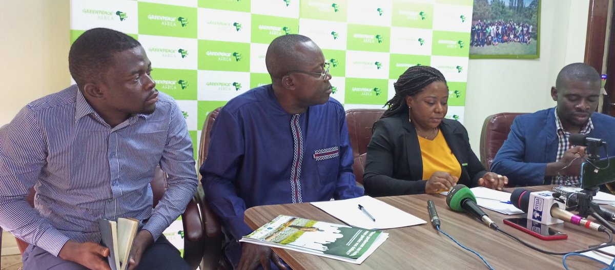 MfuluWg's tweet photo. Société Civile : @GreenpeaceAfrik et ses alliés accuse CAFI de soutenir la RDC dans sa démarche d'appel d'offre des blocs pétroliers et gaziers dans une conférence de presse tenue au siège de Greenpeace Kinshasa ce jeudi 29 septembre.@CAFISecretariat ,@Evebazaiba,@Min_HydroRDC https://t.co/4iRxHAPUwj