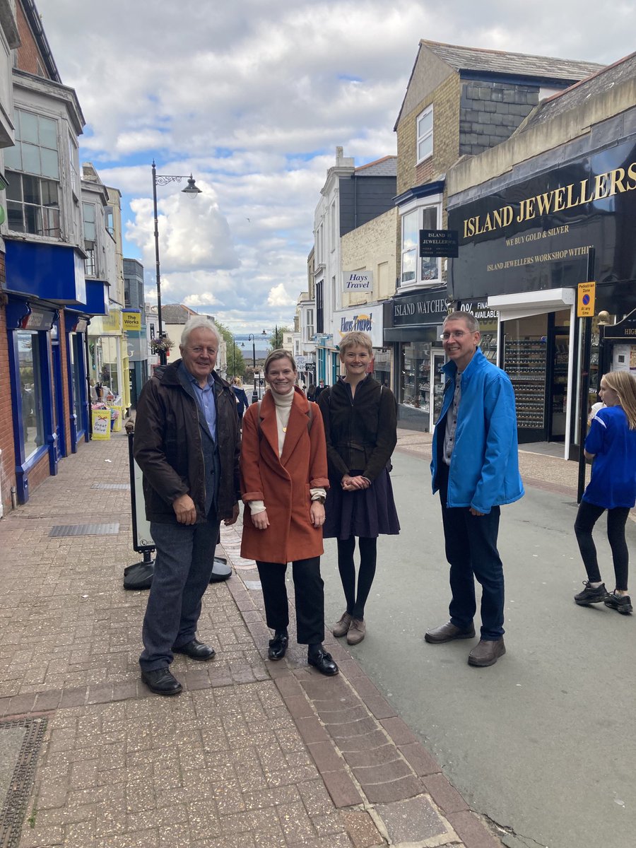 HE_ChiefExec's tweet photo. With ⁦@DCMS⁩ colleagues, ⁦@HistoricEngland⁩ and ⁦@rydecouncil⁩ to see great progress in Ryde High Street HAZ and meet people involved in making this happen, including extraordinary team ⁦@ShademakersUK⁩ https://t.co/QDY2ADM9FL