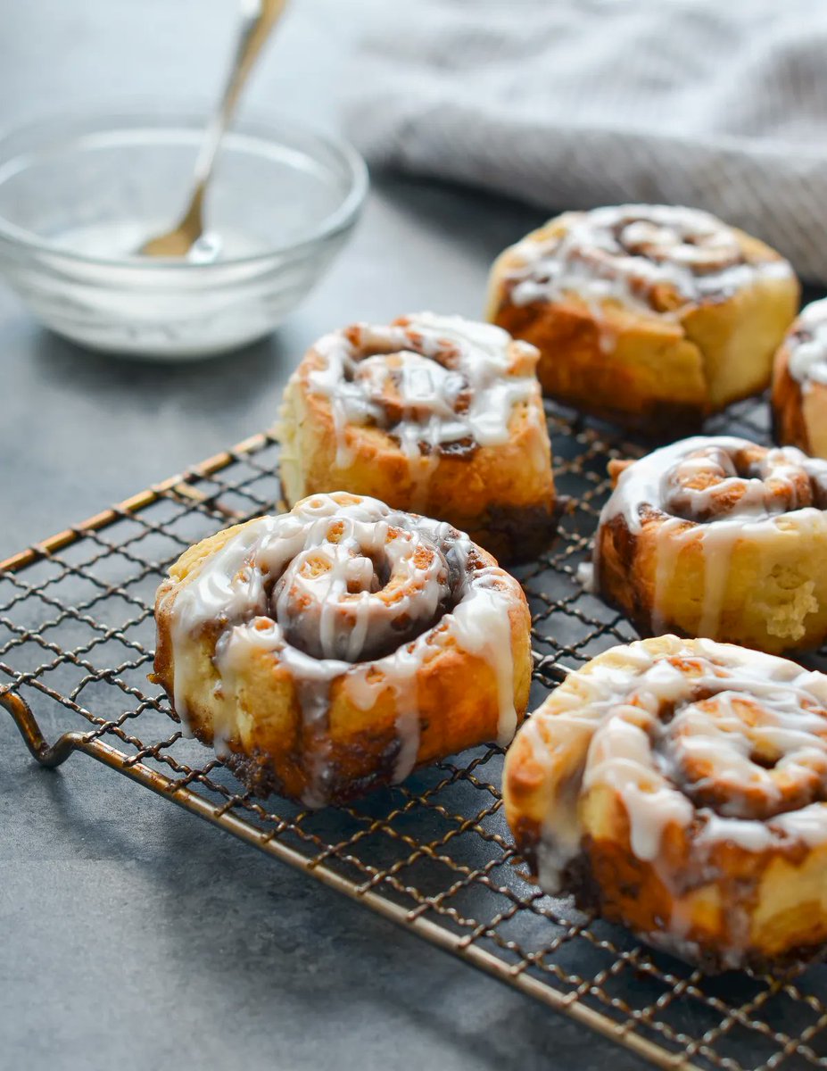 tyrabuburuz's tweet photo. Someone posted they had just baked some synonym buns. I replied, you mean just like grammar used to make? Now I'm blocked. #LOL #baking #cinnamonbuns #synonym #buns #grammar #AutumnVibes #autumnfall #fall #bakeoff #enjoy #funny #recipes #havefuntoday #amwriting #amreading #author https://t.co/4AJmN9PL3f