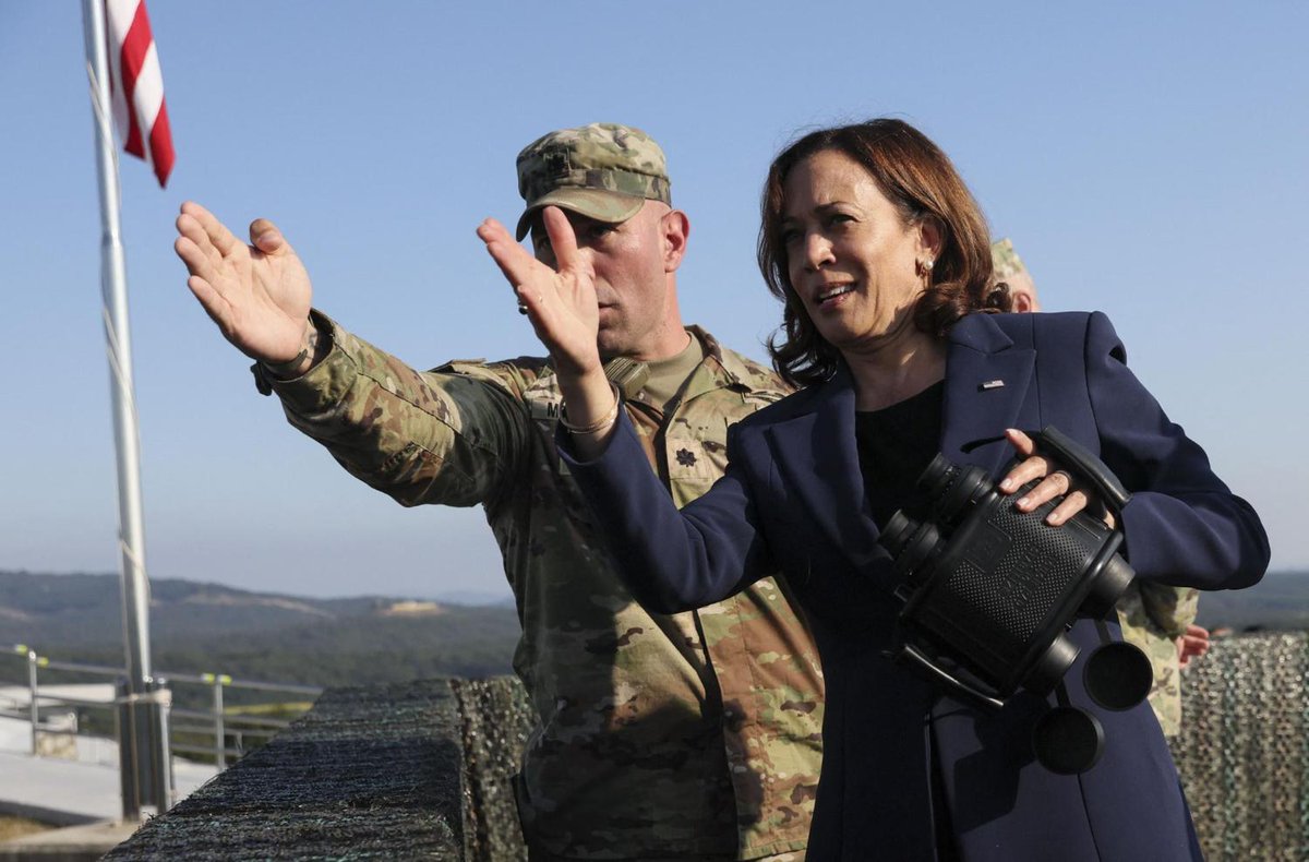grupoeldeber's tweet photo. La vicepresidente de EEUU, Kamala Harris, visita la zona desmilitarizada (DMZ) que separa las dos Coreas, en Panmunjon. Después de las pruebas de misiles del Norte.
📷AFP
#ElDeber #EEUU #Corea #Panmunjon #Kamala #Harris https://t.co/wmVrg2lgsI