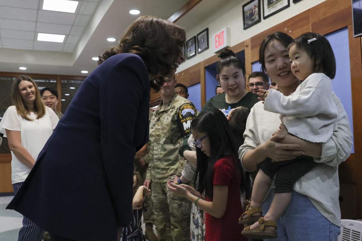 grupoeldeber's tweet photo. La vicepresidente de EEUU, Kamala Harris, visita la zona desmilitarizada (DMZ) que separa las dos Coreas, en Panmunjon. Después de las pruebas de misiles del Norte.
📷AFP
#ElDeber #EEUU #Corea #Panmunjon #Kamala #Harris https://t.co/wmVrg2lgsI