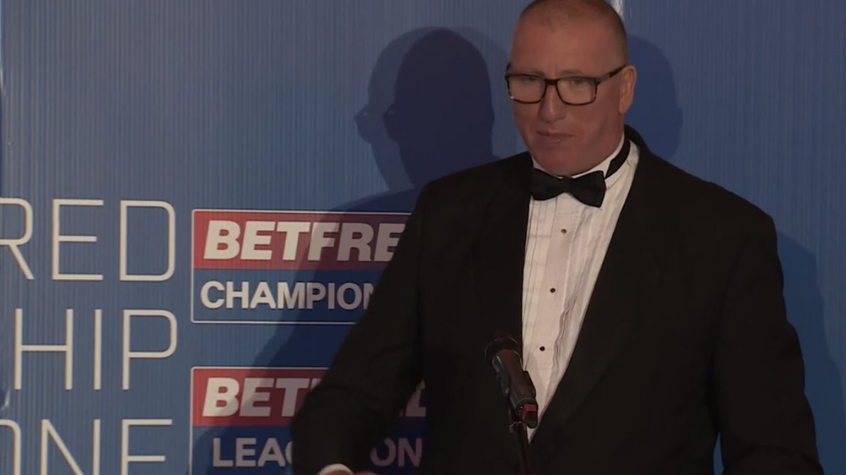 THREAD: #RalphRimmer’s denigration of <a href="/fijirugbyleague/">FNRL</a> squad…

•at <a href="/TheRFL/">Rugby Football League</a> black tie awards ceremony
•on stage
•on camera 
•in front of <a href="/Betfred/">Betfred</a> branding
•still available to watch unedited on <a href="/TheRFL/">Rugby Football League</a> #OURLEAGUE app

…should result in his suspension by <a href="/TheRFL/">Rugby Football League</a> board.

1/11
