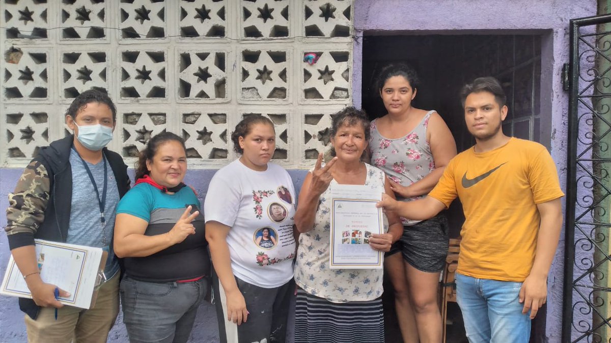 ComdteTrapo's tweet photo. #PatriaBenditayLibre ll El GRUN en restitución de derechos a familias con la entrega de títulos de propiedad. Familias del D.5.3 de la capital, recibieron esta alegre bendición. Que viene a brindar seguridad jurídica y tranquilidad en sus hogares. https://t.co/GRAx5jFy0s