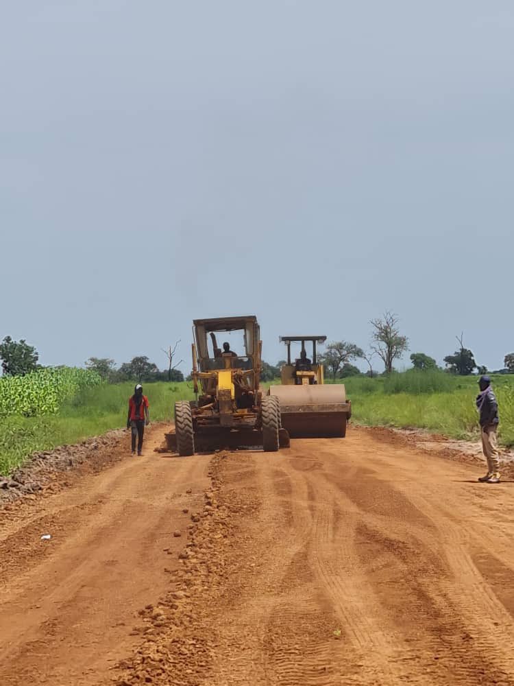 pudcsenegal's tweet photo. Visite de chantier avec @CheikhhDiop de la piste Tankonfara - Médina Passy - Hamdallaye - Saré Samba Cissé - Bourouco : 56,12 km, département de Médina Yoro Foulah. Elle permet de désenclaver les communes de Ndorna et Bourouco.

@Macky_Sall @isdb_group 
#PSE #RuralTransformation https://t.co/xAO9n7P4jI