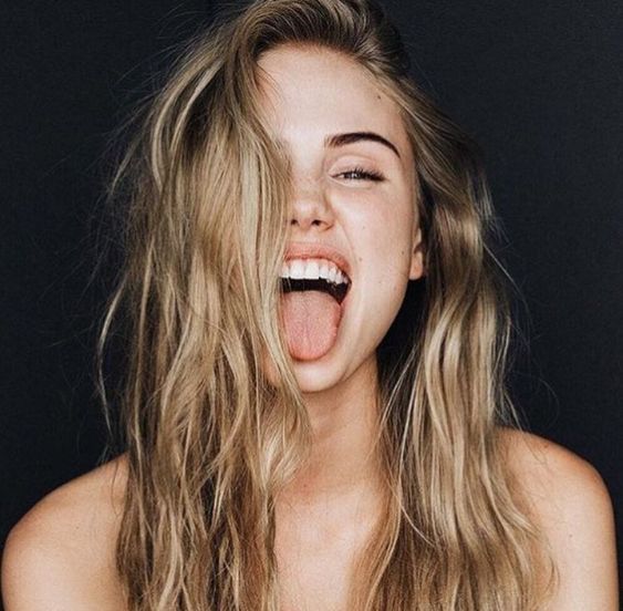 —Sigue bien contenta porque Lorcan le dio unas flores, la verdad! 

¡BUENOS DÍAS MUNDO!