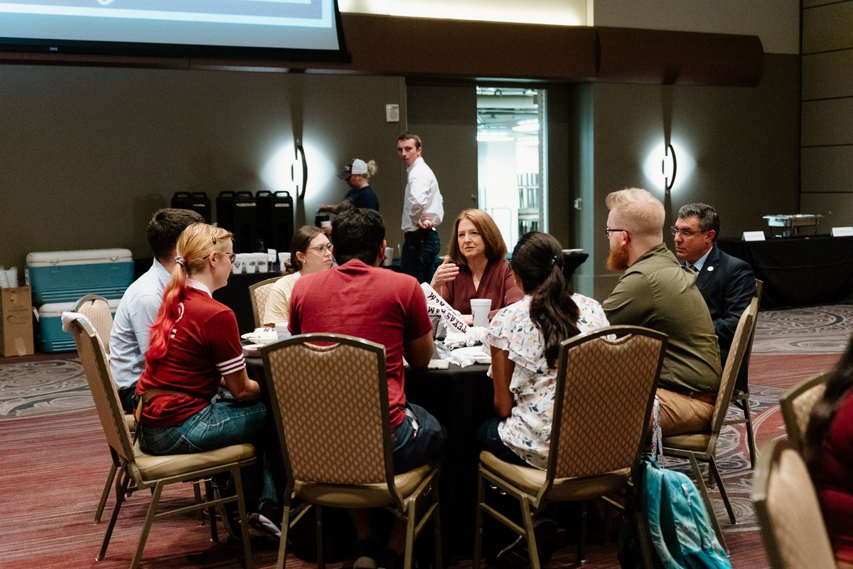 NeuroCaitlin's tweet photo. Last night I got to represent @GPSGTAMU at the Student Leader BBQ. We had a great conversation with President Banks who took the time to sit down and listen to our concerns. What an awesome evening! https://t.co/vUvPAckFfF