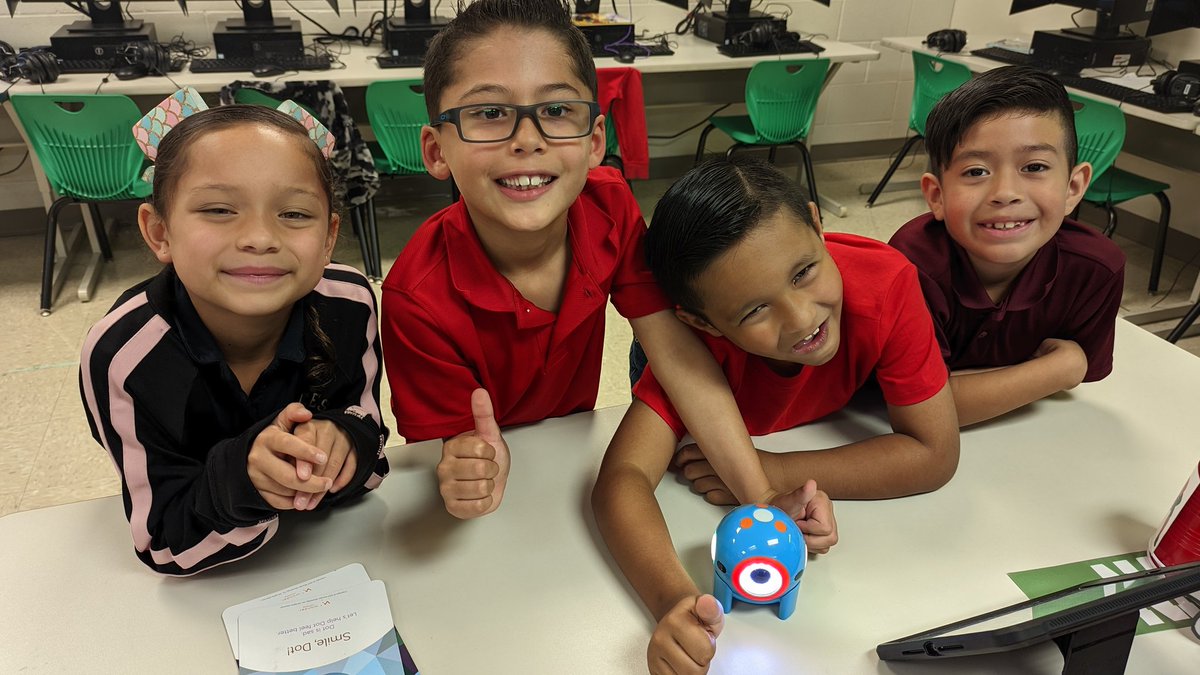 Ocelotscode's tweet image. 🤖WlLD ABOUT LEARNING WITH DOT! Dot says smile😁 🤖 #coding108 #LosFresnosCodes