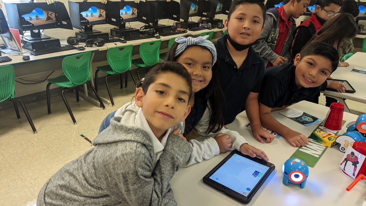 Ocelotscode's tweet image. 🤖WlLD ABOUT LEARNING WITH DOT! Dot says smile😁 🤖 #coding108 #LosFresnosCodes