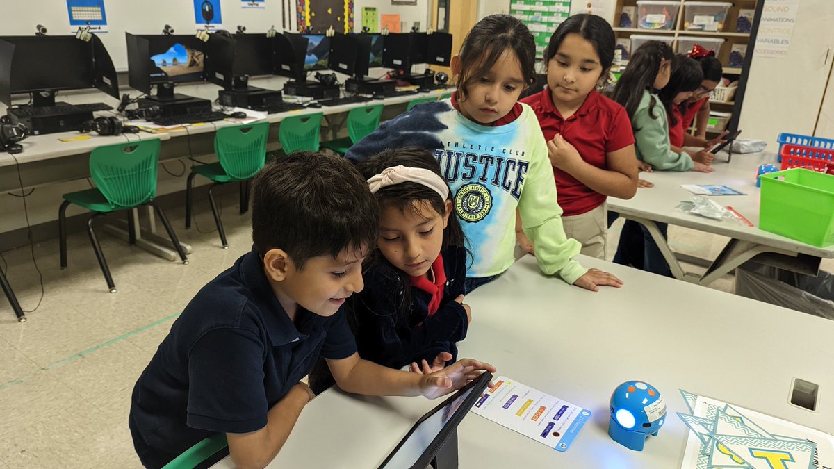 Ocelotscode's tweet image. 🤖WlLD ABOUT LEARNING WITH DOT! Dot says smile😁 🤖 #coding108 #LosFresnosCodes