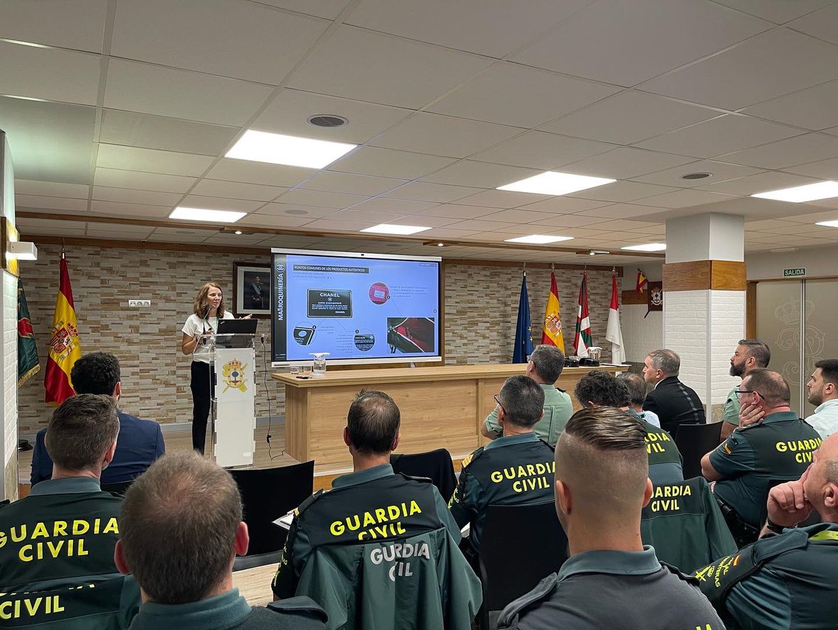 gcivilbizkaia's tweet photo. (4/4) Jabetza industrialean eta intelektualean adituak bezala emandako ezinbesteko laguntza 🙌🏻 eskertzen diegu Carpinvest Group-ari, @ELZABURU_Online eta Salvador Orlando abokatu bulegoei eta Clipper enpresari 👾👜👟🍾. https://t.co/yw68m21hin