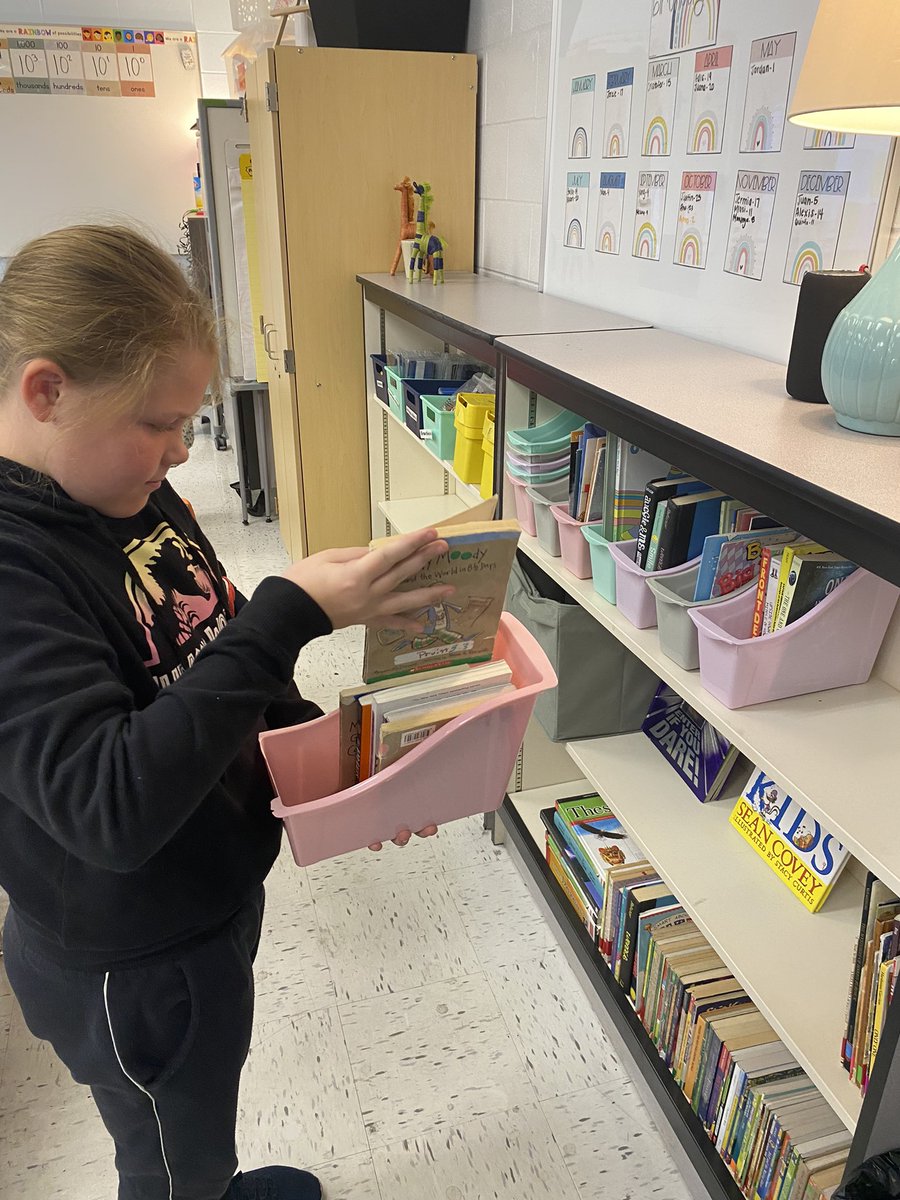 msmclean270's tweet photo. Lots of teacher helpers today! Making fun activity packets to take home for Fall break and organizing the classroom library! https://t.co/2igj6z87oj