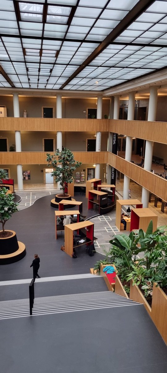 FULs studietur til Danmark starta med et veldig godt møte på DPU - Danmarks institutt for pædagogikk og uddannelse, hvor de også har fine arbeidsplasser for studentene.