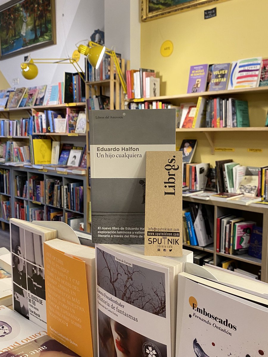 Sputnik_lc's tweet photo. Los relatos de ‘Un hijo cualquiera’ te envuelven como una crisálida. Son una tela de araña de la que no puedes escapar por culpa de una prosa que es poesía y amor infinito por la literatura.
#EduardoHalfon #books #libros #sputnikleon #literatura https://t.co/Fpxzbot95U
