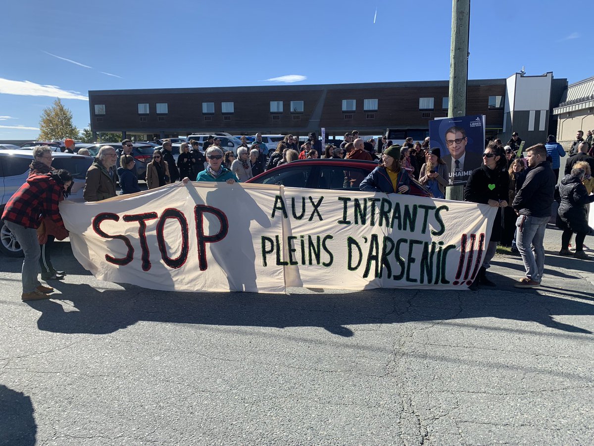 acluneau's tweet photo. Une centaine de manifestants attendent François Legault devant un restaurant de Rouyn-Noranda #RCAT https://t.co/FjhsVWINfg