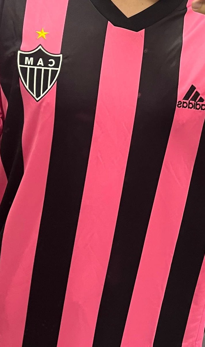 BlogBeaGalo's tweet image. A Suposta Camisa Rosa do Galo, e aí, curtiu? #BeaGalo