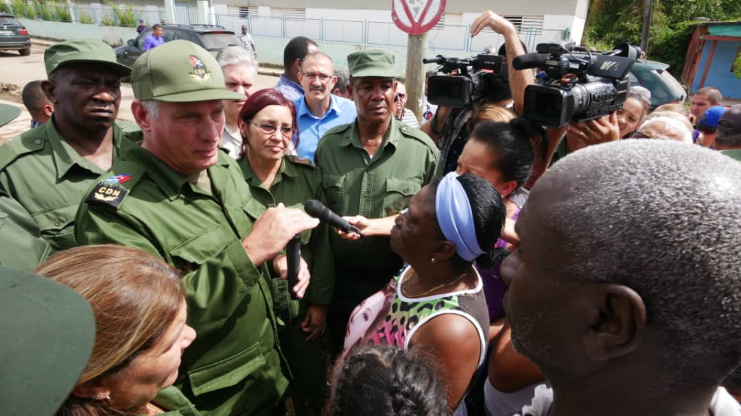Hasta municipio de Batabanó llegó luego <a href="/DiazCanelB/">Miguel Díaz-Canel Bermúdez</a> para evaluar acciones de recuperación que se ponen en marcha e intercambiar con el pueblo.

Junto a vecinos de la comunidad Surgidero de Batabanó el Jefe de Estado explicó que se trabaja para avanzar en labores de saneamiento.