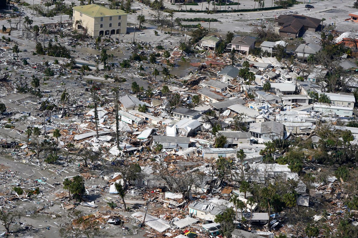 Sean_Breslin's tweet image. More apocalyptic scenes emerging from southwestern Florida, courtesy of the @AP: