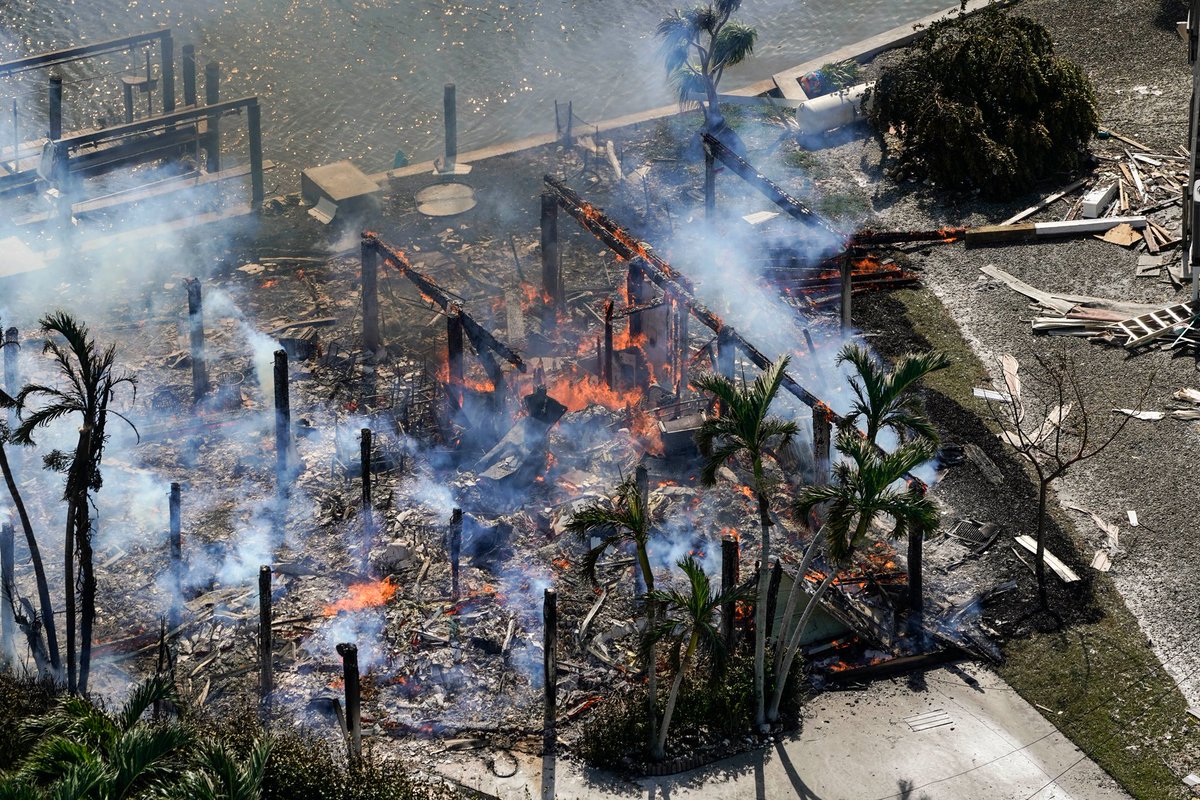 Sean_Breslin's tweet image. More apocalyptic scenes emerging from southwestern Florida, courtesy of the @AP: