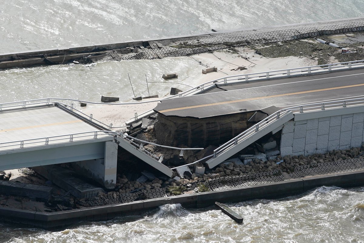 Sean_Breslin's tweet image. More apocalyptic scenes emerging from southwestern Florida, courtesy of the @AP: