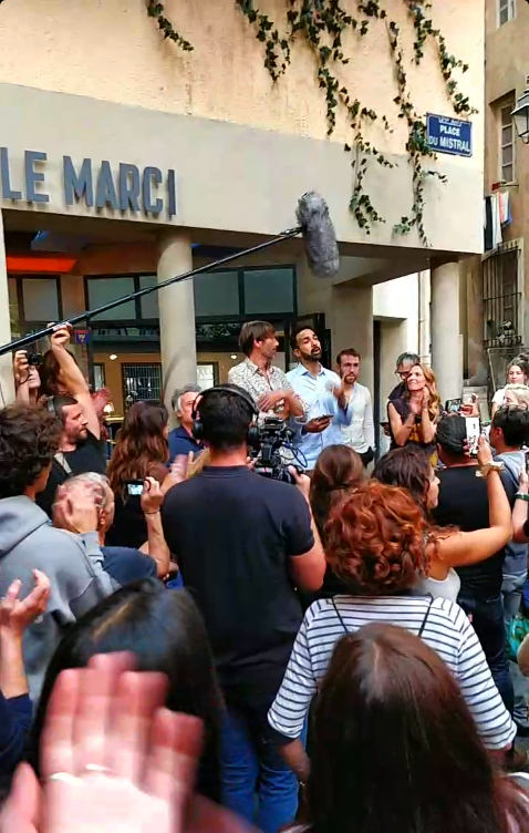 PBLVTF1's tweet photo. 18h30, Clap de fin de l'ultime séquence de #PBLV. Avec Laurent Kerusore, Joakim Latzko, Elodie Varlet, Théo Bertrand, devant une foule sur la place du Mistral.
Discours de Joakim, qui rend hommage à Eliane GALLET, actrice puis coach sur la série, décédée en 2015 https://t.co/Ydf5yQOioA