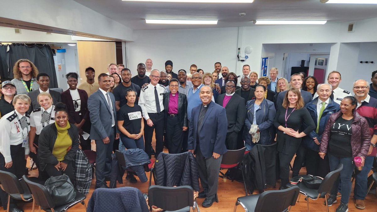 "It’s not about policing communities, it's about how you work together with them."

Commissioner Sir Mark Rowley visited Croydon this morning to listen and learn from local residents and community leaders about tackling violence in the local area and getting the basics right. https://t.co/AivUvjQ0SM