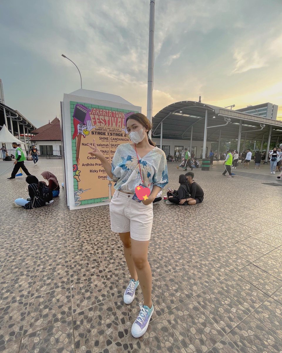 caatanya's tweet photo. Kumpulan outfit #ngonser 

As cewe Kue https://t.co/bat9VGpy8Z