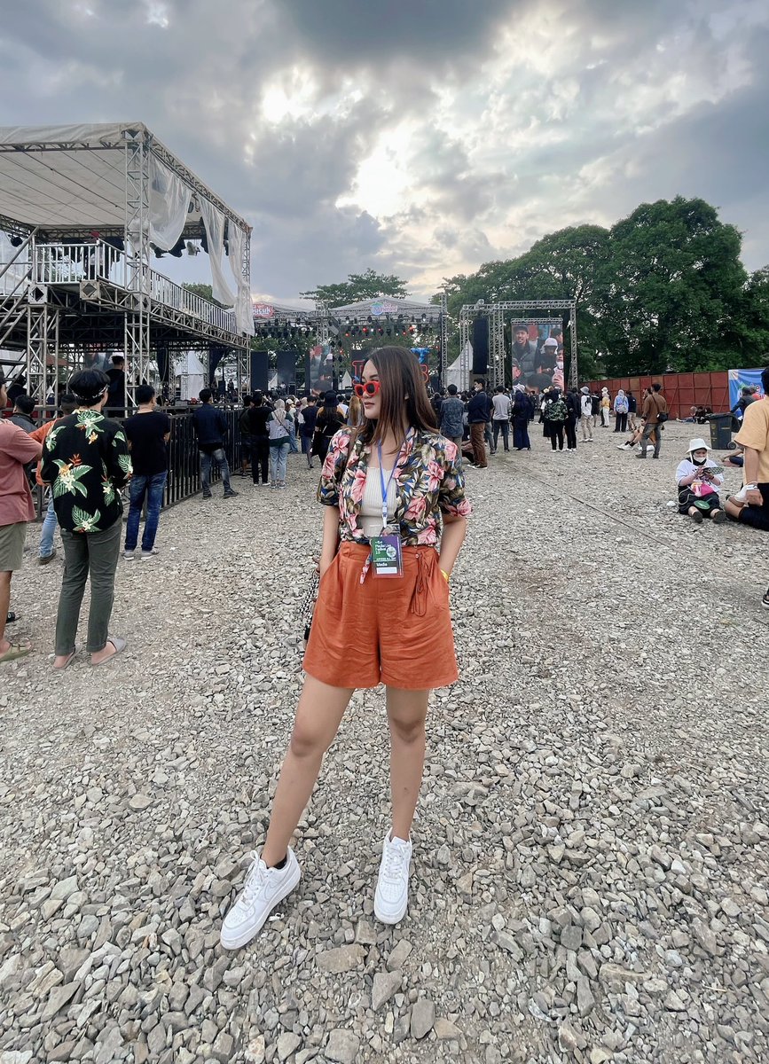caatanya's tweet photo. Kumpulan outfit #ngonser 

As cewe Kue https://t.co/bat9VGpy8Z