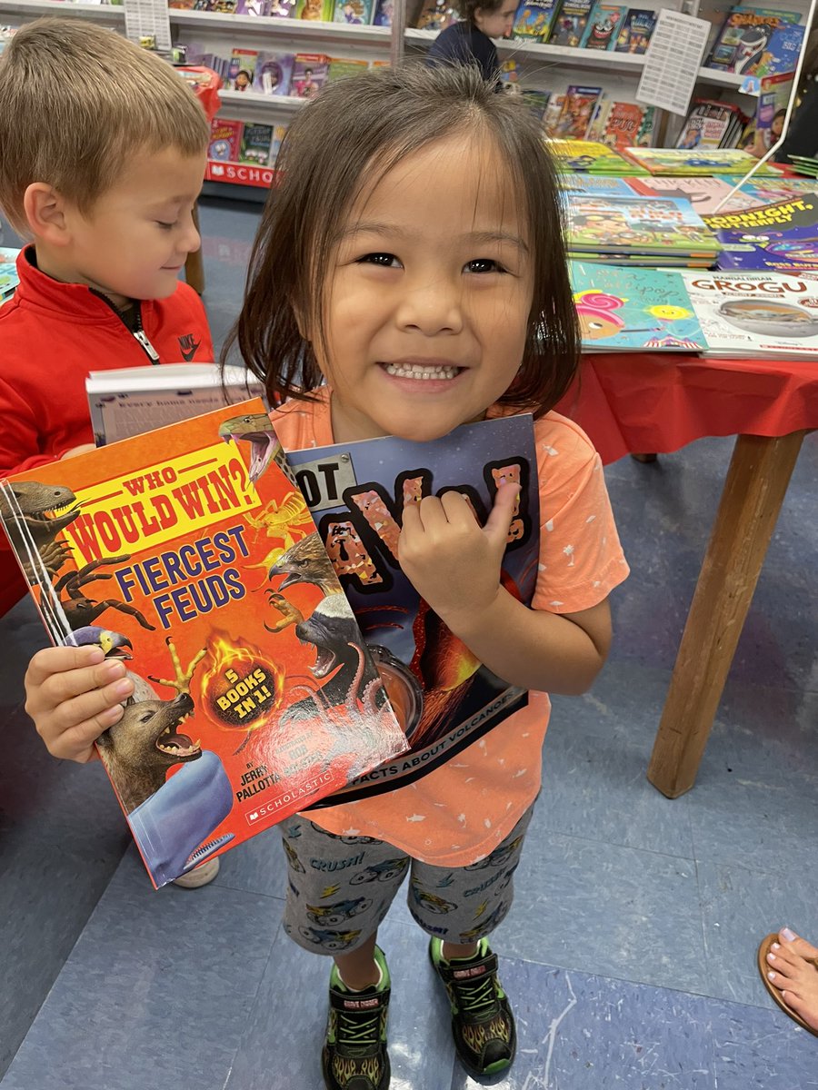 GioGuppies's tweet image. This week went to the book fair! Also we had some fun doing gross motor outside. OH and working out a gear course in our discovery center :) #gioguppies #thomassharp #sharpsharks #preschoolpenguins