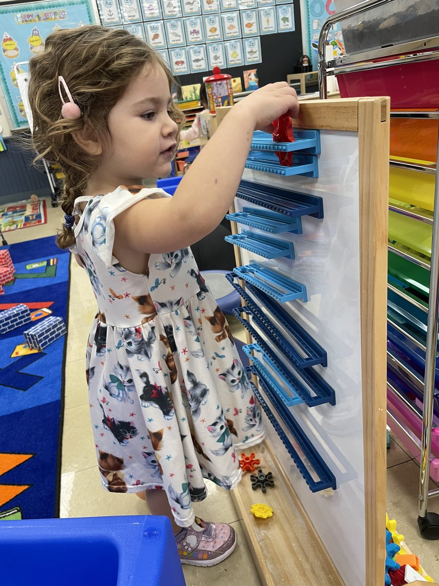 GioGuppies's tweet image. This week went to the book fair! Also we had some fun doing gross motor outside. OH and working out a gear course in our discovery center :) #gioguppies #thomassharp #sharpsharks #preschoolpenguins