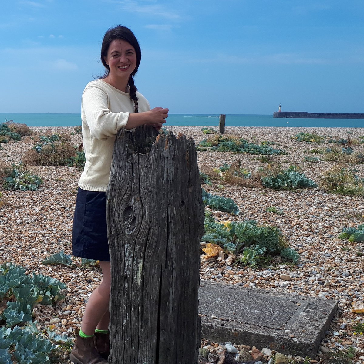 This week, Frances heads off to the beach for a spot of botanising. Tune in tomorrow night at 8pm @BBCTwo to find out why 😎🌊🦀 #GardenersWorld #FlowersOnFriday #WildflowerHour #Gardening