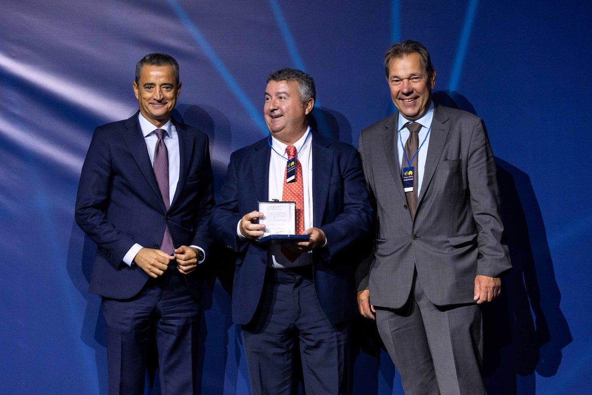 #PremioExcelenciaEmpresarialAEDHE2022 COMPROMISO CON LA SOSTENIBILIDAD para <a href="/CTCservicios/">C.T.C Servicios</a> en #45AniversarioAEDHE #PremiosAEDHE2022 Entrega <a href="/TeubnerJoachim/">Joachim Teubner</a> CEO <a href="/aristoiberia/">Aristo Pharma Iberia</a> #Medinsa y <a href="/JuanLVidal/">Juan Luis Vidal</a> Dir. Territorial <a href="/caixabank/">CaixaBank</a> Madrid Sur. Recibe Carmelo Justo Luque, DG <a href="/CTCservicios/">C.T.C Servicios</a>